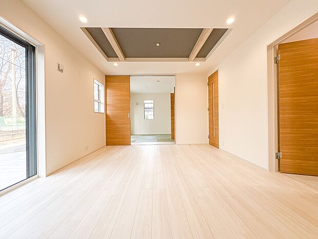 【LDK16帖】リビングルームの窓を開けると心地よい南風が入ってくる。キッズルームの窓を開けるとやさしい微風が入ってくる。家の中に風の道がある。風を生活の中で体験できる家。