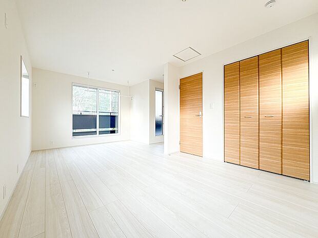 【子供部屋5.25帖、5.25帖】お子様のお部屋にぴったりなクロークを備えたフローリング仕様の洋室です。