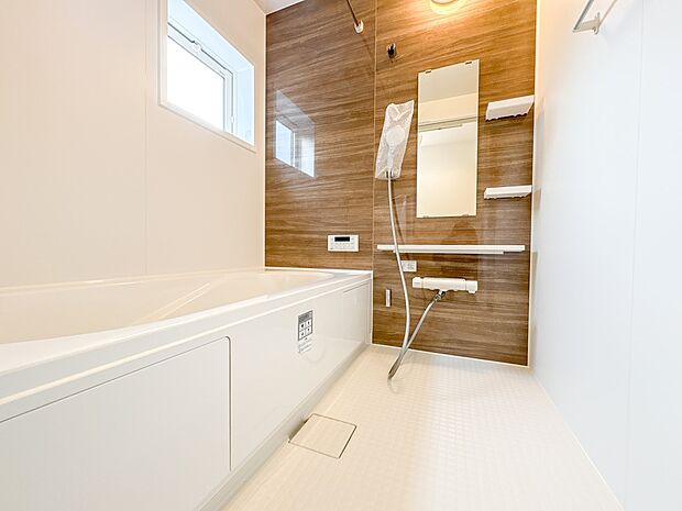 【浴室】 きっとあなたのバスタイムも単なる習慣から特別な時間に変わるはず。一日の汚れとともに疲れを洗い流し、眠りに就く前の大事なリラックスタイムを演出