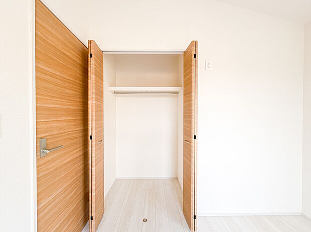 【収納】各所に配置された収納スペースは、洋服や小物はもちろんのこと、掃除機や日用予備品・お子様のおもちゃなど様々な物を収納して頂ける便利なスペースです。