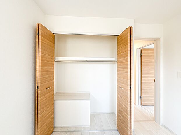 【WIC】WICのメリットの1つ目は、1箇所にまとめて収納が出来ること。2つ目は、衣替えが必要ないこと。3つ目は、扉が少なくなり室内がスッキリ見えること。