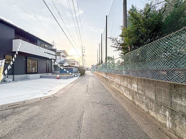 【前面道路、公道4m】車の通行が少ないので、静かな住環境を維持することができます。