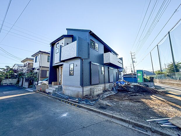 【外観】堂々たる趣ながら、主張し過ぎずどこか余裕を感じさせるシャープなフォルムで佇む邸宅は、晴天の空と照らし合わせる事で、本来あるべき完成形の姿を見せてくれます。