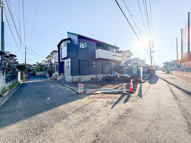 【前面道路、公道4m】車の通行が少ないので、静かな住環境を維持することができます。