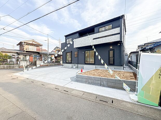 【外観】堂々たる趣ながら、主張し過ぎずどこか余裕を感じさせるシャープなフォルムで佇む邸宅は、晴天の空と照らし合わせる事で、本来あるべき完成形の姿を見せてくれます。