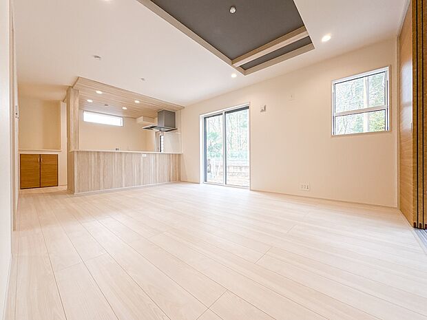 【LDK16帖】会話でホッとコミュニケーションできるリビング。料理でホッとハピネスになるキッチンなど。人をホッとさせる最新設備・仕様を採用しています。