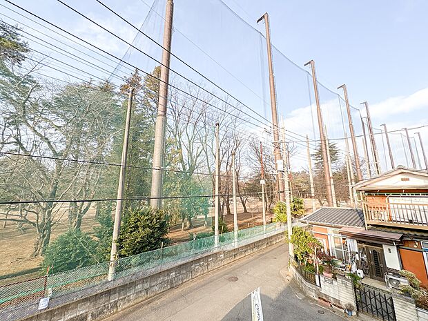 【眺望】朝の澄んだ空気や、夕方に吹く清々しい風を五感で感じられるバルコニー。