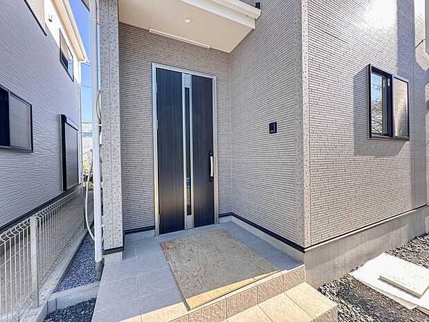 【玄関】家の顔となる玄関は、高いデザイン性が求められます。高級感と断熱性、防犯性に優れた玄関ドアを標準装備。ピッキング対策のセキュリティサムターン等、防犯に考慮しました。