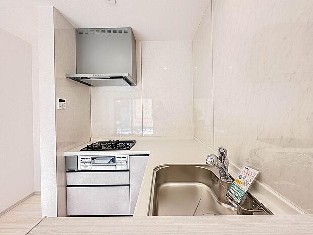 【キッチン】ナチュラルな自然光の中での調理。会話が弾む対面型キッチン。お洒落な食器類を余裕で収納できるスペース。動きやすい女性目線のキッチン動線。これからはお料理をつくる時間が劇的に変わりま…