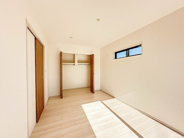 シンプルな内装はおしゃれのポイントです。シンプルは華美より飽きがこないからです。色や模様でおしゃれ感をだす。それがシンプルイズビューティーです。