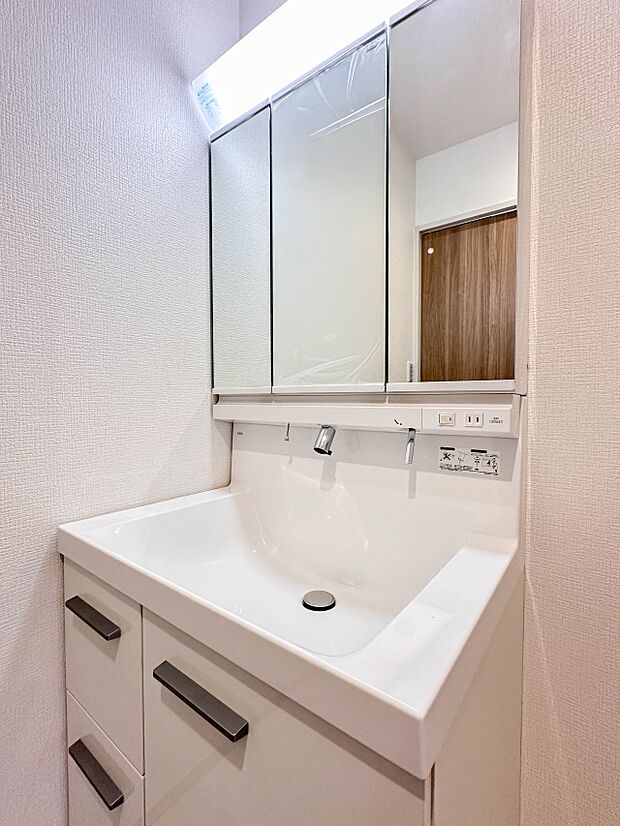 【洗面台】 十分な大きさの洗面台は、身だしなみチェックや歯磨きなど、朝の慌ただしい時間でもホテルライクなスペースで余裕とゆとりを感じて頂けます。