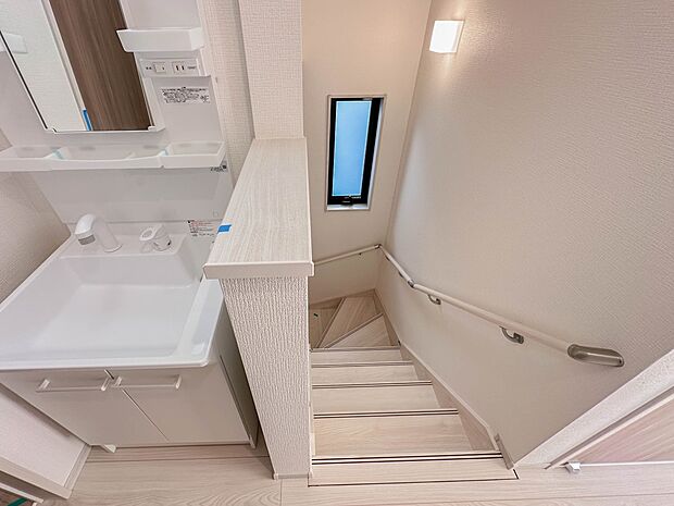 【手すり付階段】手すりがないと階段の昇り降りで危険なことはもちろん、壁に手をつきながら歩くことで壁紙が汚れやすくなります。すべての方に快適に昇り降りしていただくため、手すりを設置しました。