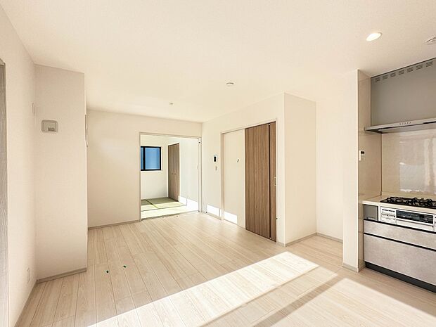 シンプルなデザインの家は風情がある。住む人のこだわりを感じる。外観も内装もいたってシンプル。居心地がよく、家事や趣味、子育てなどにも集中できる。家も人間も熟成するほどシンプルになっていくよう…
