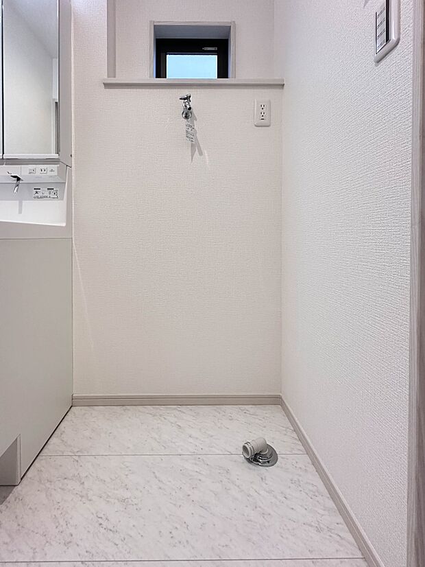 【ランドリースペース】毎日使う洗濯機。しっかりと奥行きのある置き場が確保されています。