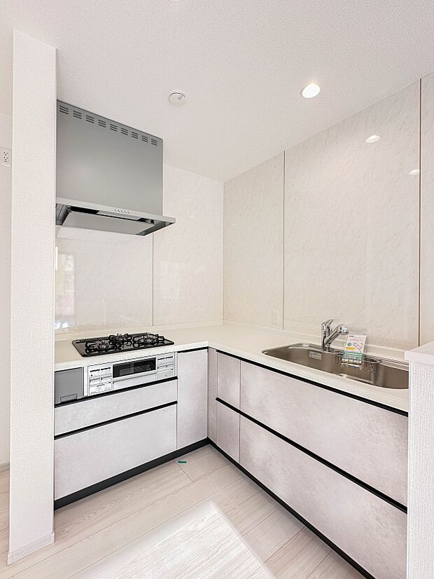 【ダイニングキッチン】会話でホッとコミュニケーションできるリビング。料理でホッとハピネスになるキッチンなど。人をホッとさせる最新設備・仕様を採用しています。