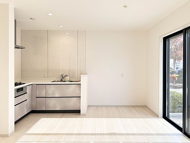 【ダイニング】忙しい朝でも家族揃って食事をしたいゆとりあるダイニングスペース。