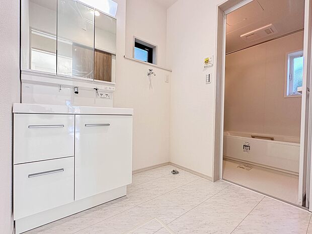 【脱衣所】洗面所は小さなプライベートスペース。歯磨き、洗顔と毎日施す個人空間。