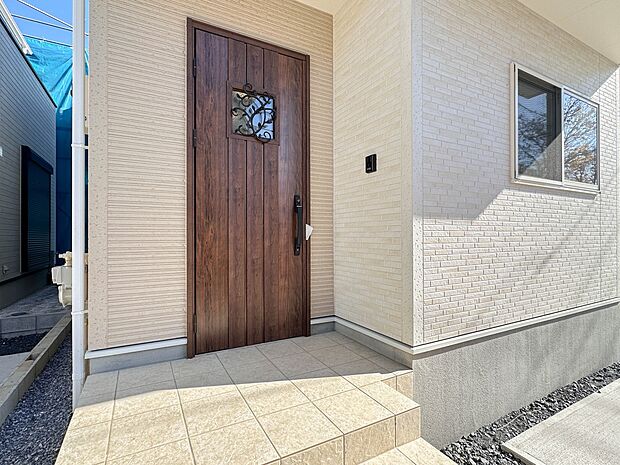 【玄関】家の顔となる玄関は、高いデザイン性が求められます。高級感と断熱性、防犯性に優れた玄関ドアを標準装備。ピッキング対策のセキュリティサムターン等、防犯に考慮しました。