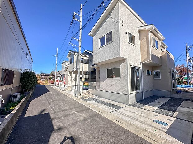 【前面道路】家の前をまっすぐの通りが走っている。クルマは少なく、人々は毎朝、ウォーキング、ジョギング、犬の散歩など、フリーな朝時間を過ごしている。