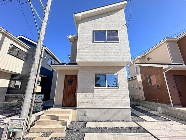 【外観】家族の温かさと陽光の暖かさ、楽しい毎日と明るい未来を予感させる「空間が織り成すひとつ先の住み心地」を演出します。