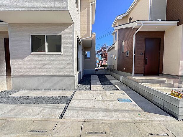 【駐車場】毎日の生活にマイカーが必須という方は、購入を検討する際、駐車場があることは大事な条件です。毎日の通勤や家族の送迎、買い物やお出かけなどクルマのある暮らしを満喫したい方は要チェック。…