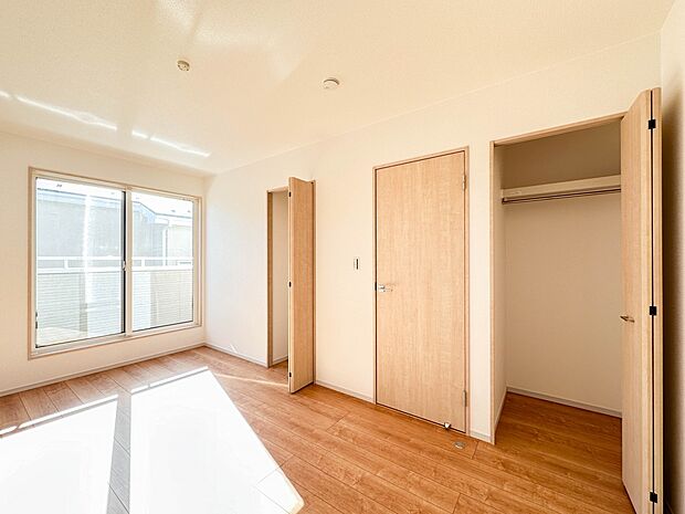 【6号棟洋室】充実した生活は伸びやかな居室空間から始まります。快適に・伸びやかに。心の潤いを求める方々へ。
