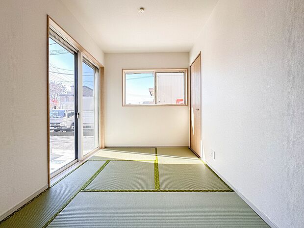 【6号棟和室】 3.75帖 畳には音を吸収する作用があるので、元気いっぱいのお子さんの遊び場所として、最適な空間となるでしょう。また、クッション性があるのでお子さんが転んでケガをするリスク…