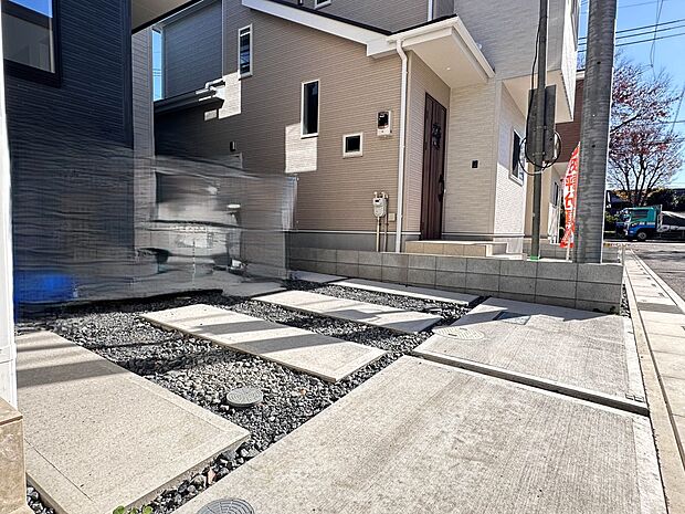 【駐車場】毎日の生活にマイカーが必須という方は、購入を検討する際、駐車場があることは大事な条件です。毎日の通勤や家族の送迎、買い物やお出かけなどクルマのある暮らしを満喫したい方は要チェック。…