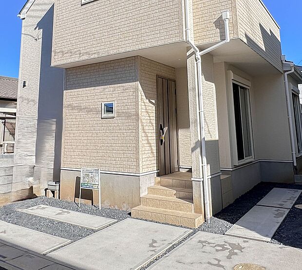 【玄関】家の顔となる玄関は、高いデザイン性が求められます。高級感と断熱性、防犯性に優れた玄関ドアを標準装備。ピッキング対策のセキュリティサムターン等、防犯に考慮しました。