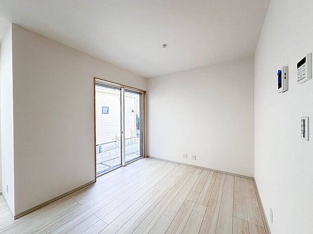 インテリアショップで見掛けた「あの家具」も置ける、ゆったりとした空間。時に広さが上質な寛ぎの時間になる事も。