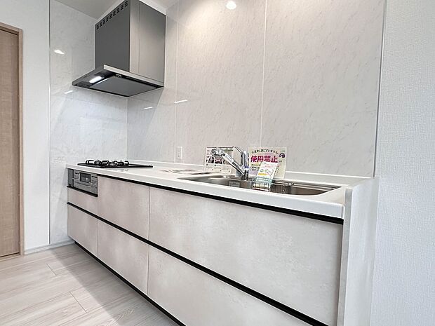 【キッチン】ナチュラルな自然光の中での調理。会話が弾む対面型キッチン。お洒落な食器類を余裕で収納できるスペース。動きやすい女性目線のキッチン動線。これからはお料理をつくる時間が劇的に変わりま…