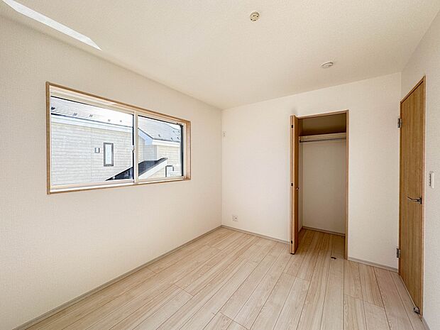 昨今のトレンドになりつつあるのが、広過ぎず、快適すぎない子ども部屋。勉強と寝るだけの部屋にすることで閉じこもりがなくなり、リビングで過ごす時間が増えると言われています。