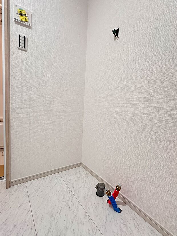 【洗面台】 十分な大きさの洗面台は、身だしなみチェックや歯磨きなど、朝の慌ただしい時間でもホテルライクなスペースで余裕とゆとりを感じて頂けます。