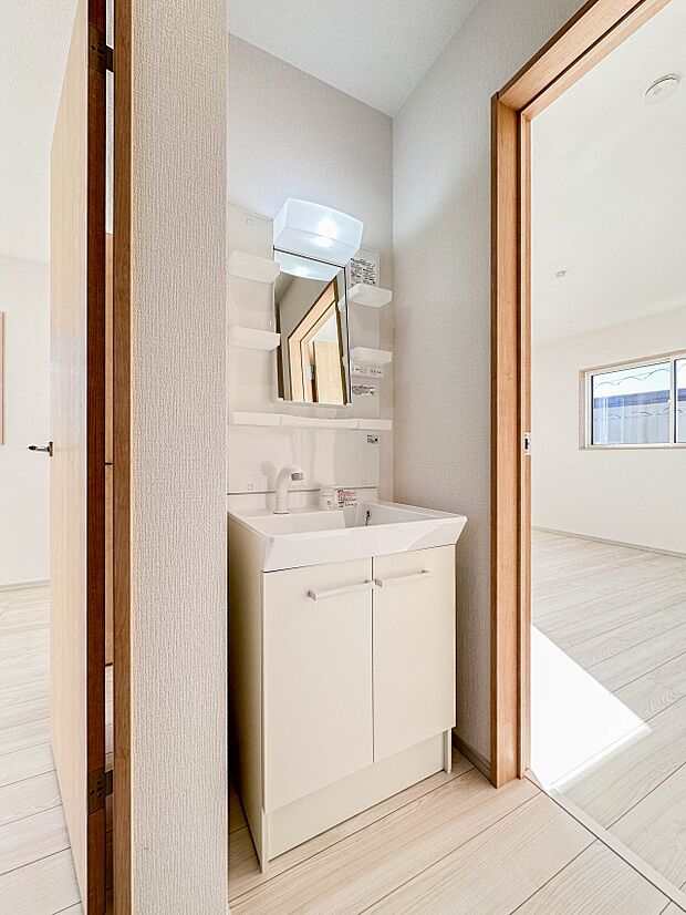 【洗面台】 十分な大きさの洗面台は、身だしなみチェックや歯磨きなど、朝の慌ただしい時間でもホテルライクなスペースで余裕とゆとりを感じて頂けます。