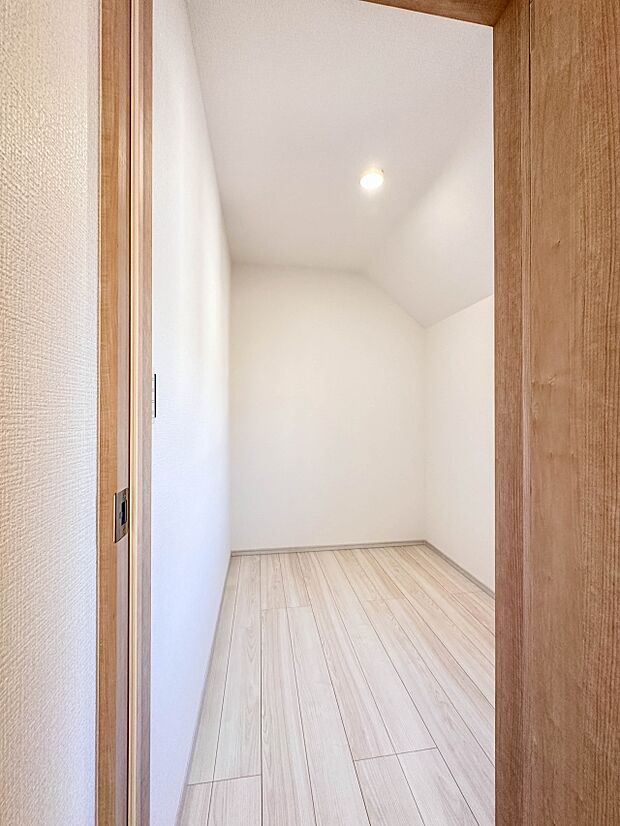 【WIC(ウォークインクローゼット)】 たくさんの洋服をかけてもシワになりにくいウォークインクローゼット。洋服以外にも、普段使わない家電やスーツケース、ストック品など何でも片付く嬉しい空間…