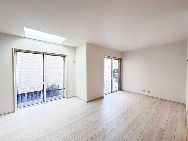 シンプルなデザインの家は風情がある。住む人のこだわりを感じる。外観も内装もいたってシンプル。居心地がよく、家事や趣味、子育てなどにも集中できる。家も人間も熟成するほどシンプルになっていくよう…