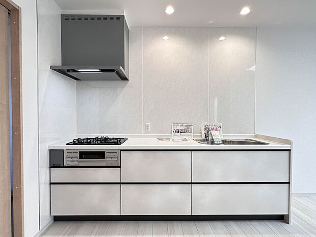 【ダイニングキッチン】会話でホッとコミュニケーションできるリビング。料理でホッとハピネスになるキッチンなど。人をホッとさせる最新設備・仕様を採用しています。