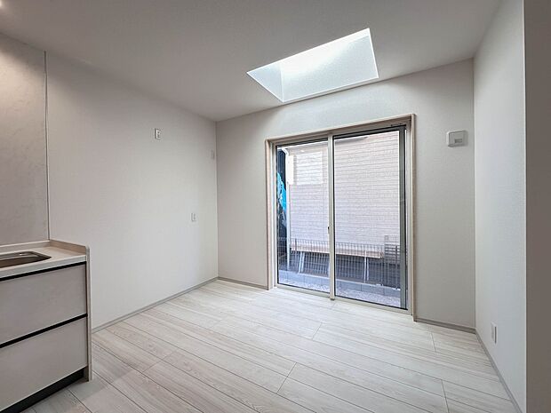 【ダイニング】忙しい朝でも家族揃って食事をしたいゆとりあるダイニングスペース。