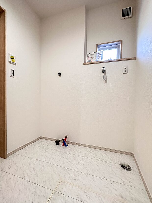 【脱衣所】洗面所は小さなプライベートスペース。歯磨き、洗顔と毎日施す個人空間。