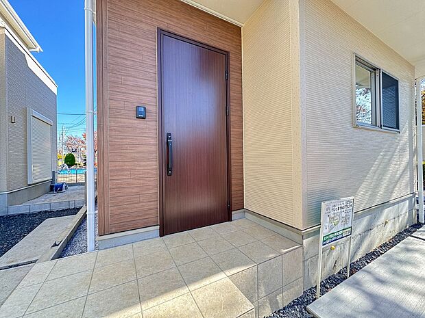 【玄関】家の顔となる玄関は、高いデザイン性が求められます。高級感と断熱性、防犯性に優れた玄関ドアを標準装備。ピッキング対策のセキュリティサムターン等、防犯に考慮しました。