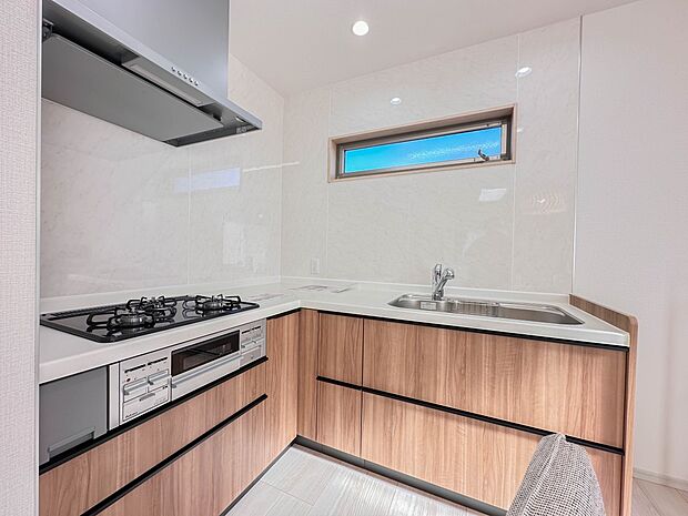 【キッチン】ナチュラルな自然光の中での調理。会話が弾む対面型キッチン。お洒落な食器類を余裕で収納できるスペース。動きやすい女性目線のキッチン動線。これからはお料理をつくる時間が劇的に変わりま…