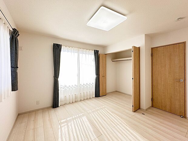 シンプルな内装はおしゃれのポイントです。シンプルは華美より飽きがこないからです。色や模様でおしゃれ感をだす。それがシンプルイズビューティーです。