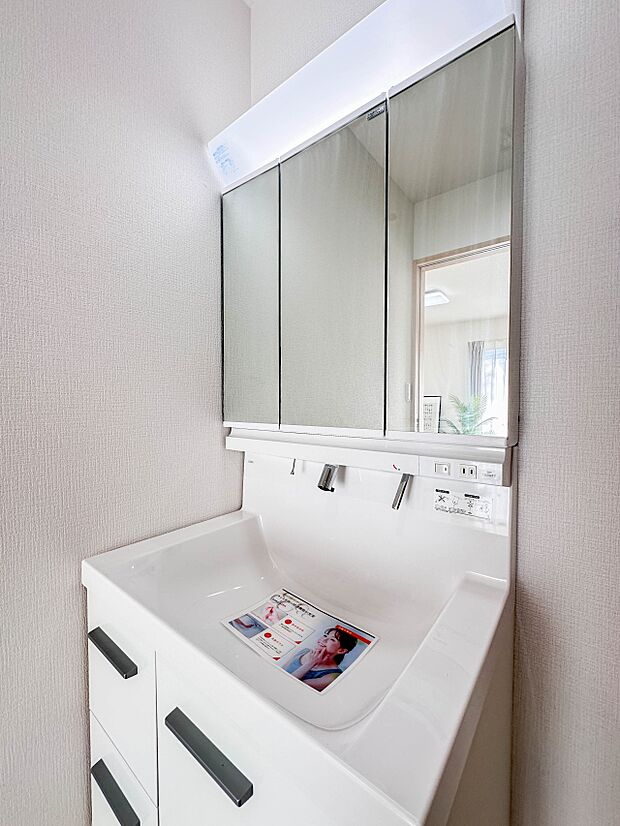 【洗面台】 十分な大きさの洗面台は、身だしなみチェックや歯磨きなど、朝の慌ただしい時間でもホテルライクなスペースで余裕とゆとりを感じて頂けます。