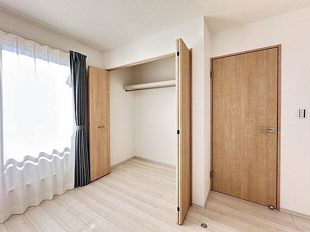 【WIC（ウォークインクローゼット）】  たくさんの洋服をかけてもシワになりにくいウォークインクローゼット。洋服以外にも、普段使わない家電やスーツケース、ストック品など何でも片付く嬉しい空間…