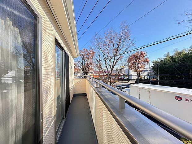 【バルコニー】 バルコニーから差し込む陽光・通風は、住環境・快適性と共に有り続ける貴重な「財産」です。