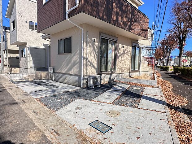 【駐車場】毎日の生活にマイカーが必須という方は、購入を検討する際、駐車場があることは大事な条件です。毎日の通勤や家族の送迎、買い物やお出かけなどクルマのある暮らしを満喫したい方は要チェック。…