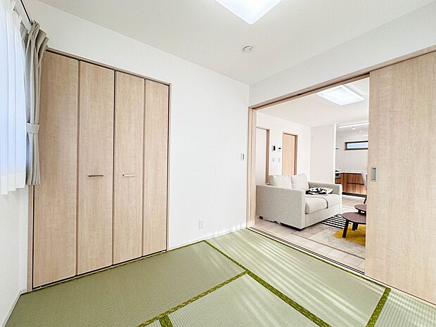 和室を上手に活用すると暮らし方の幅が広がります。例えば普段は開け放して、子供の小さいうちはお昼寝や遊びのスペースに。畳はソフトなので転んでもケガをしにくく安心です。