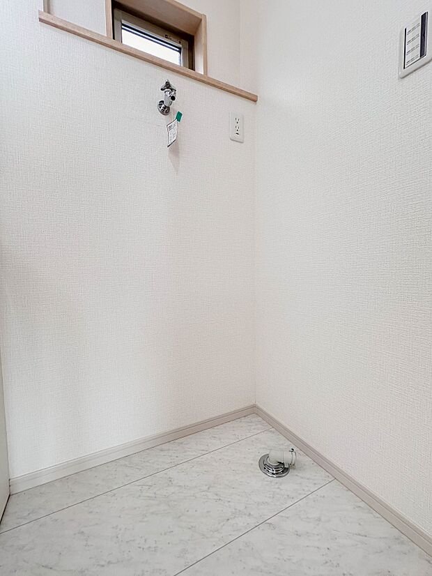 【ランドリースペース】毎日使う洗濯機。しっかりと奥行きのある置き場が確保されています。