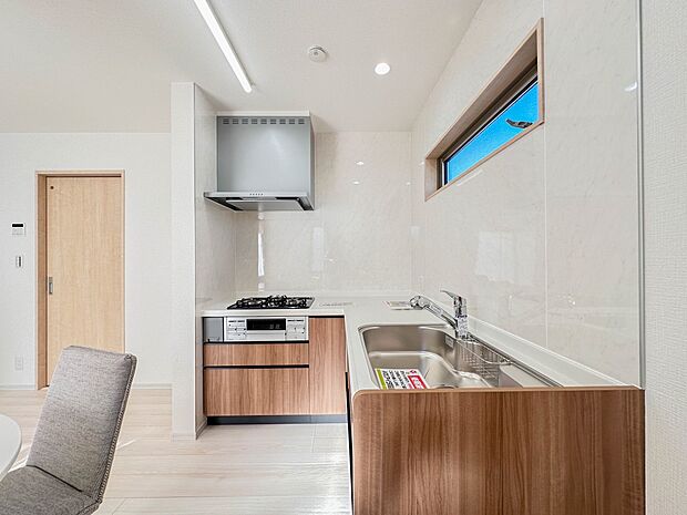 【ダイニングキッチン】会話でホッとコミュニケーションできるリビング。料理でホッとハピネスになるキッチンなど。人をホッとさせる最新設備・仕様を採用しています。