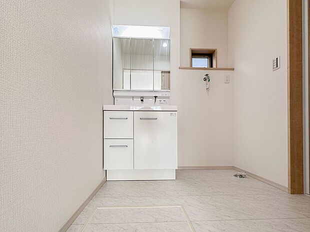 【脱衣所】洗面所は小さなプライベートスペース。歯磨き、洗顔と毎日施す個人空間。